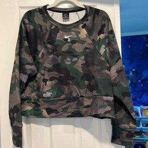 Women’s Cropped Nike Camo sweatshirt
